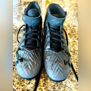 Mens Under Armour baseball cleats